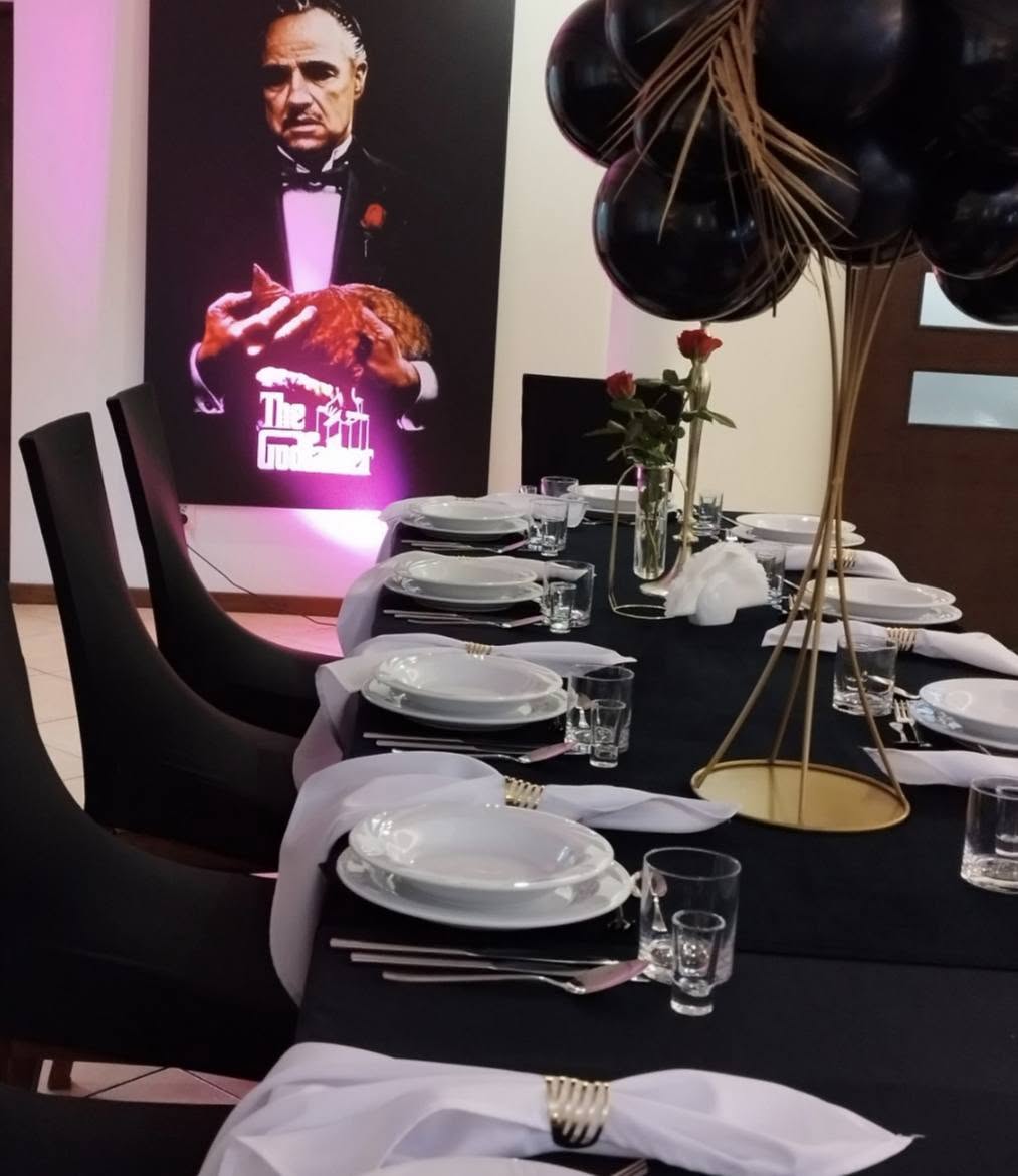 Elegancko nakryty stół w sali imprezowej