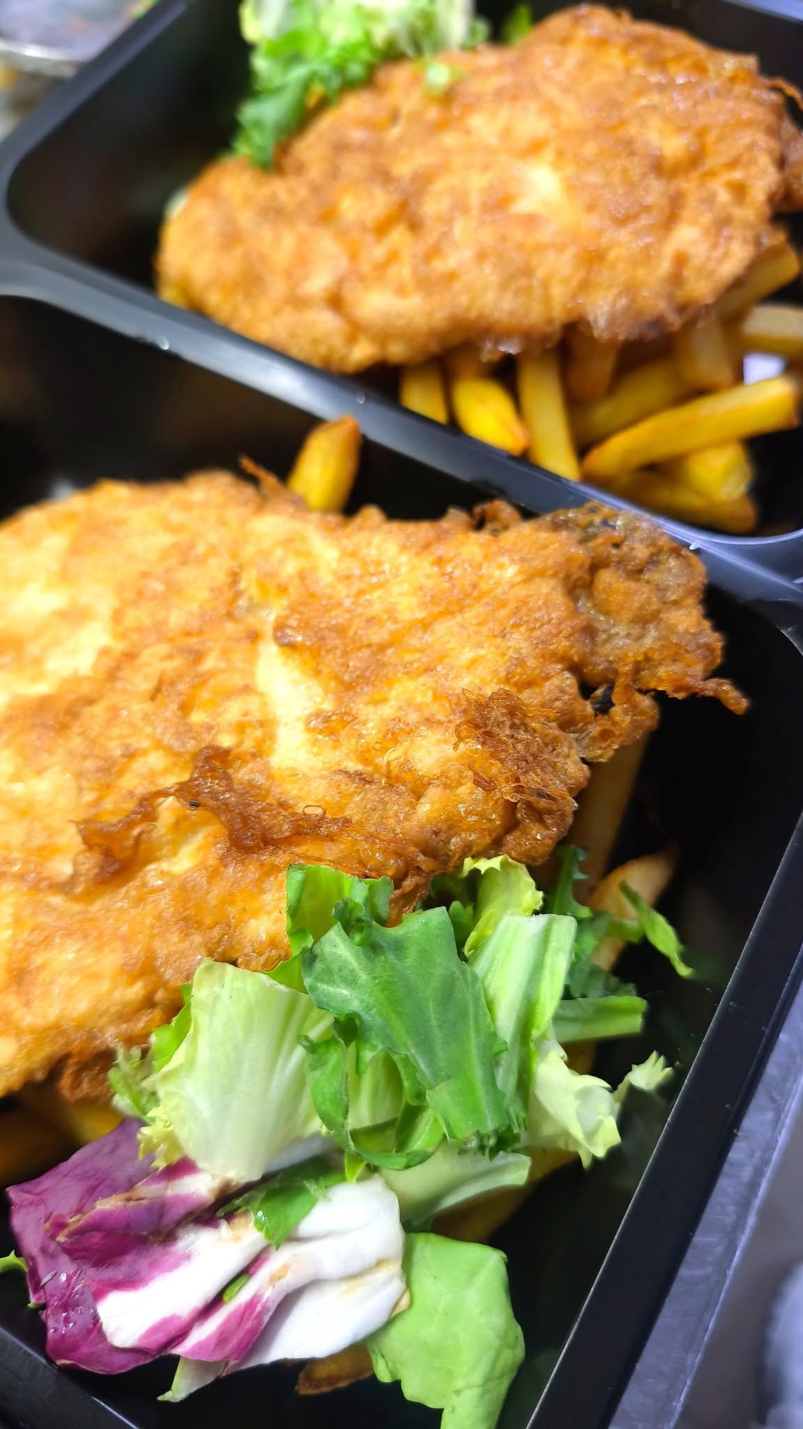 Panierowany kotlet schabowy z frytkami i świeżą sałatą